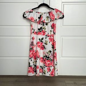Floral off the shoulder mini dress perfect for a nice occasion.